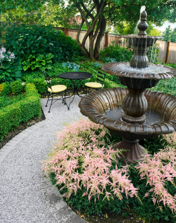 Kolam air mancur dengan suara gemericik air yang menenangkan